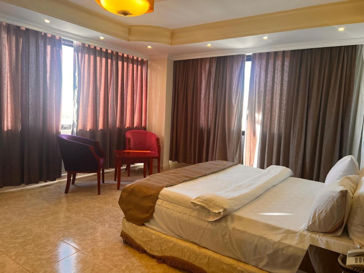 Oscar Hotel Petra Wadi Musa Buitenkant foto