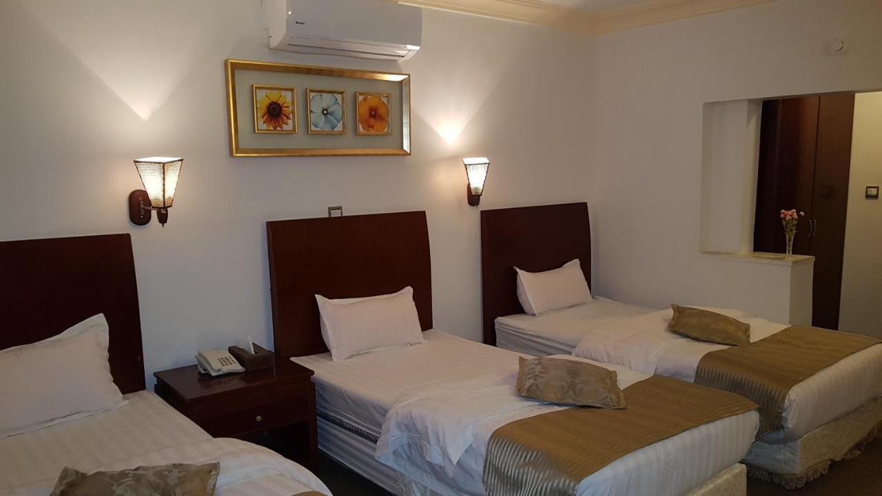 Oscar Hotel Petra Wadi Musa Buitenkant foto