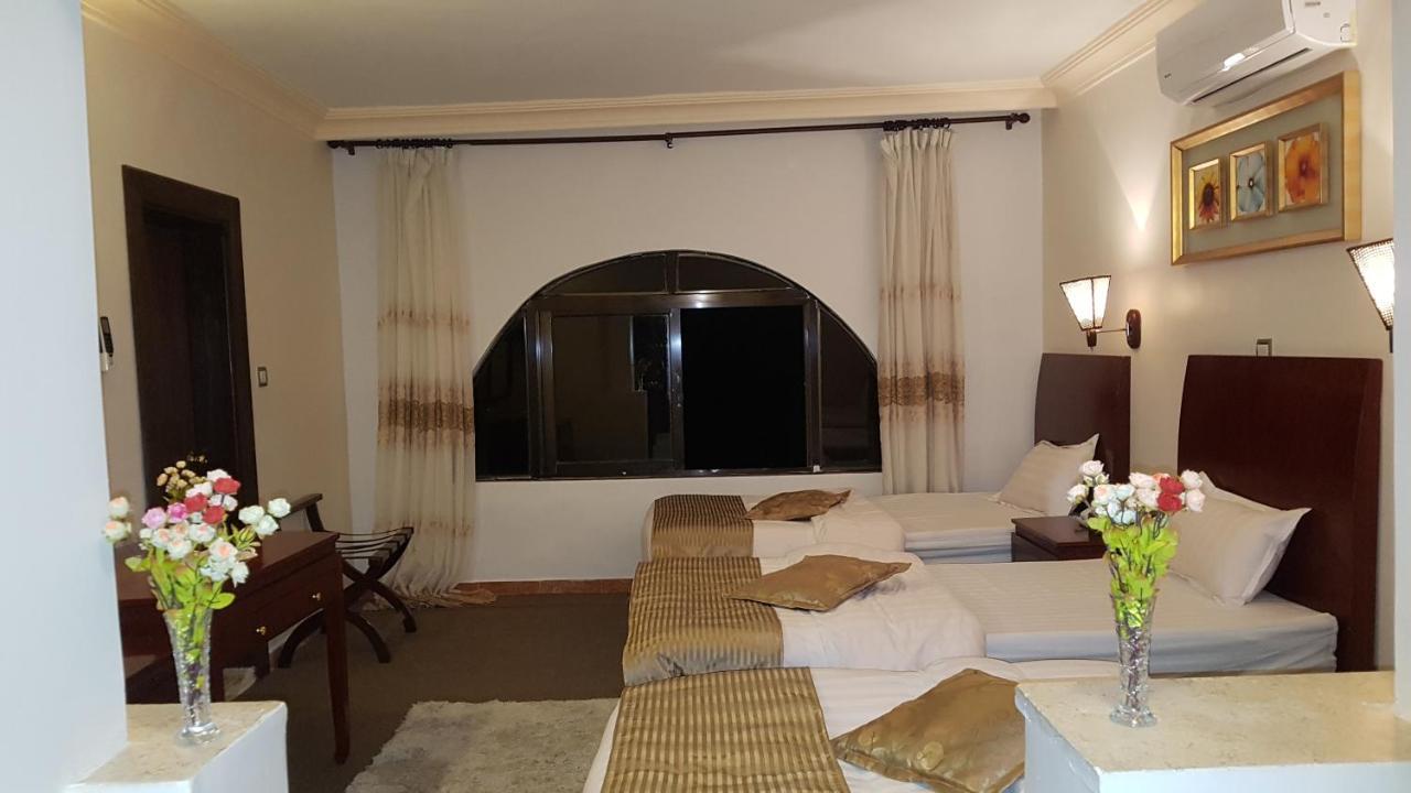 Oscar Hotel Petra Wadi Musa Buitenkant foto